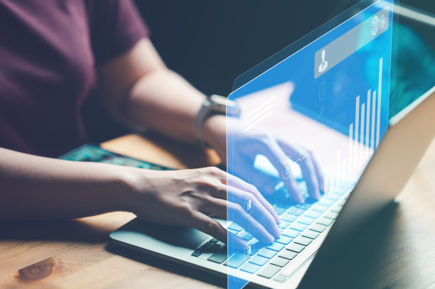 数据分析师使用计算机进行分析和处理，数据科学用于商业分析。未来虚拟界面屏幕上的信息图表。图片下载