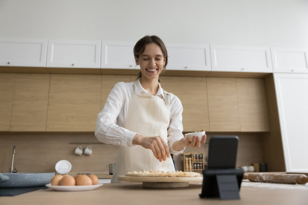 快乐自信的年轻面包师女子拍摄准备披萨图片下载