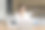 快乐的女学生在家里厨房的笔记本电脑学习图片下载