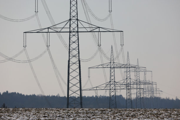 德国南部高压电线电缆输送电力的电力塔视图图片下载