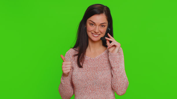 戴着耳机的女性自由职业者，呼叫中心，支持服务接线员热线沟通图片下载