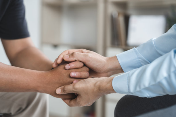 生意上的朋友用手触摸来表示支持或鼓励，就像心理咨询一样，带着爱和关怀。心理健康概念。图片下载