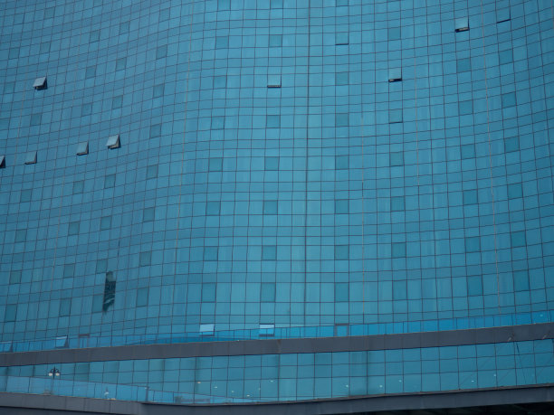 现代旅馆的窗户。带镜像的蓝色窗户。体系结构模式。图片下载