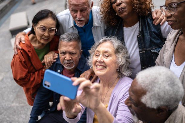 年长的朋友在户外自拍或用手机拍摄图片下载
