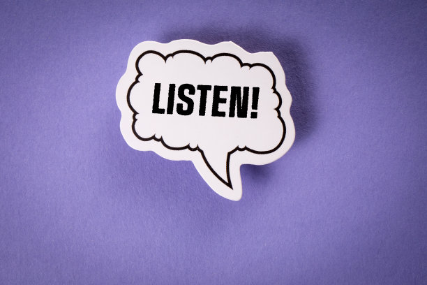 听。白色的语音气泡与紫色背景的文本图片下载