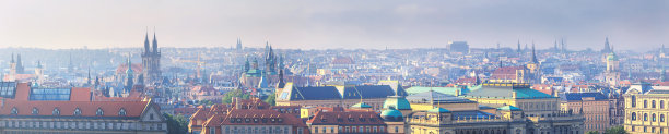 夏日的城市景观，全景图，布拉格老城(Stare Mesto)的旗帜顶部视图图片下载