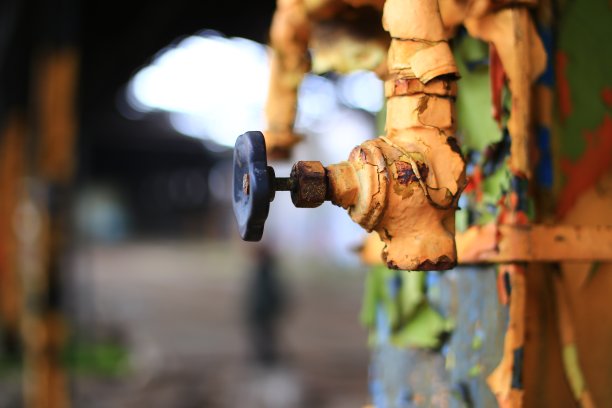 废弃工厂里生锈的黄漆阀门图片下载