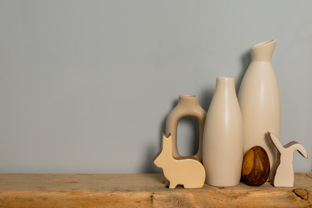 质朴的木质装饰，白色花瓶和木制架子上的复活节兔子。副本的空间。图片下载