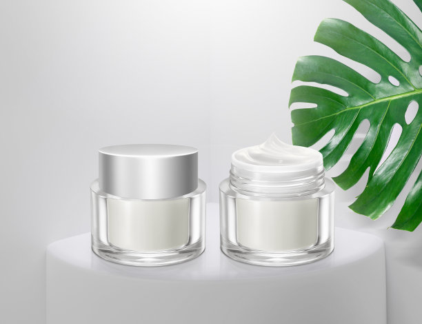 一包美白霜。在白色底座上，光线穿过热带植物，为化妆品广告进行3D渲染图片下载