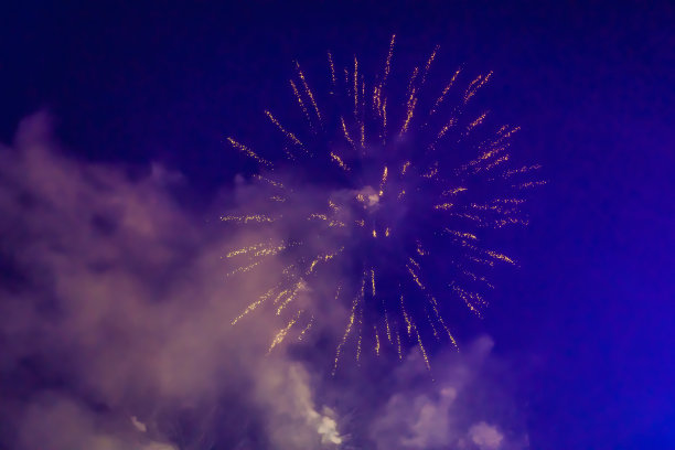 美丽多彩的节日烟花在夜空中与雄伟的云图片下载