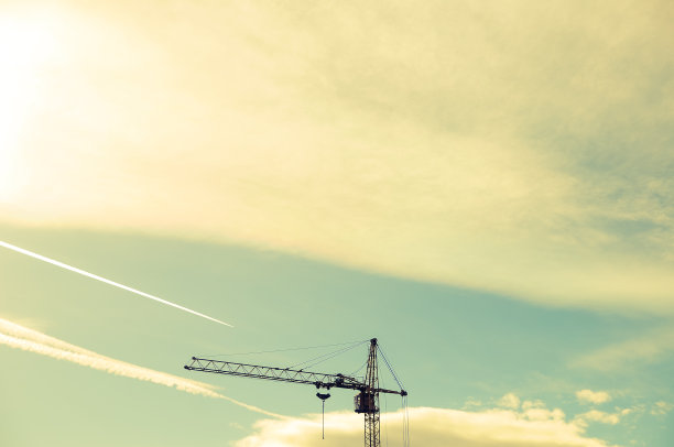 夜空下吊车的夜景。图片下载