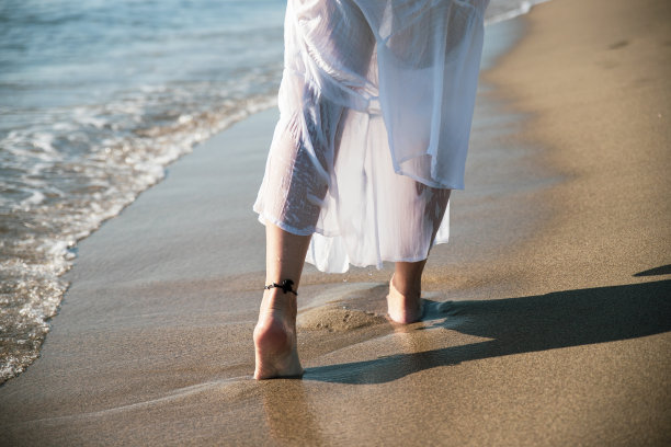 走在海滩上图片下载