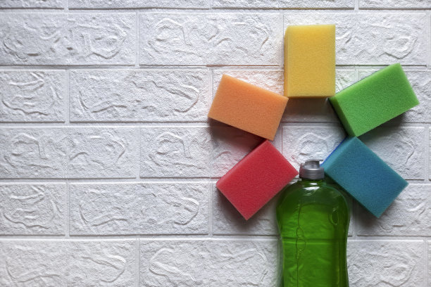 花形状的厨房海绵和洗洁精。Flatlay。文本空格。图片下载