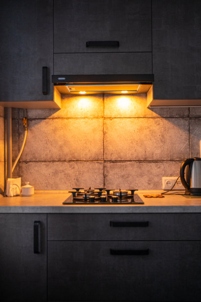 现代厨房内部。时尚灰色厨房设计图片下载