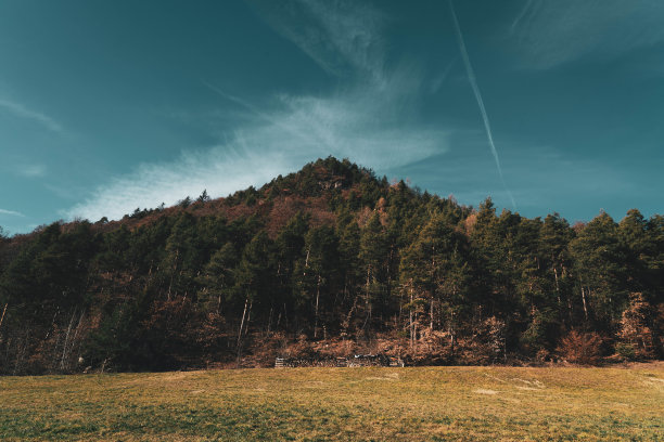 从下面看巨大的山峰。图片下载