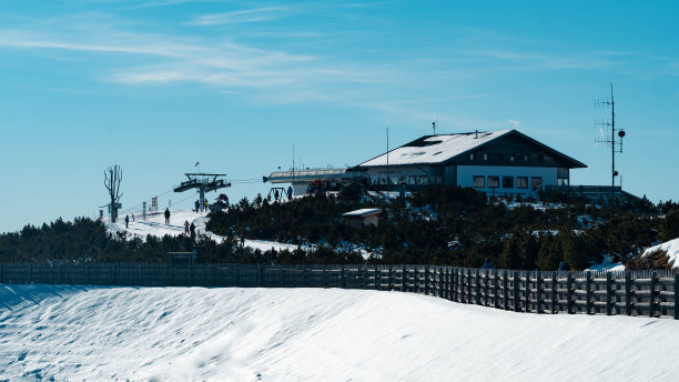 在Corno del Renon缆车站附近的大型餐厅。图片下载