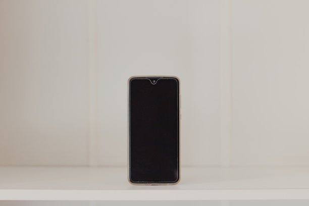 基本的黑色手机在白色背景图片下载