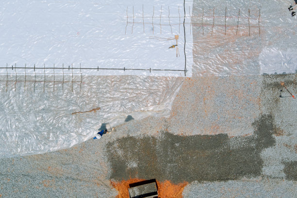 在用混凝土浇筑基础之前，先铺设聚乙烯防水图片下载