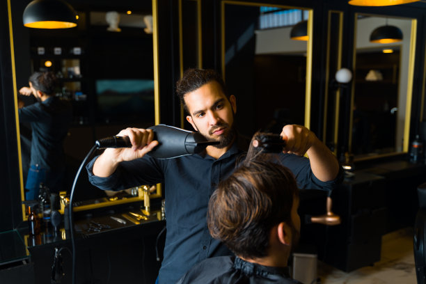 发型师在沙龙用吹风机图片下载