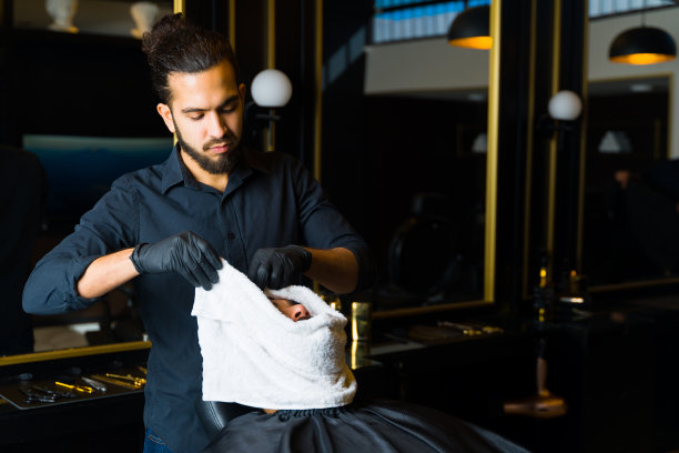 一个在理发店工作的拉丁年轻人图片下载