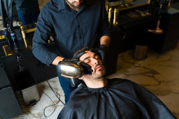 白种人男子在沙龙放松按摩图片下载