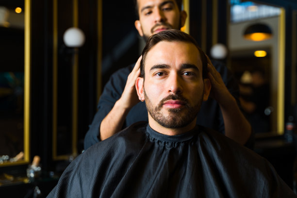 美男子在沙龙里剪时髦的新发型图片下载