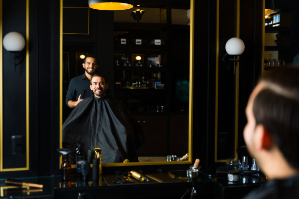 一个理发师和一个顾客在理发店的后视图图片下载