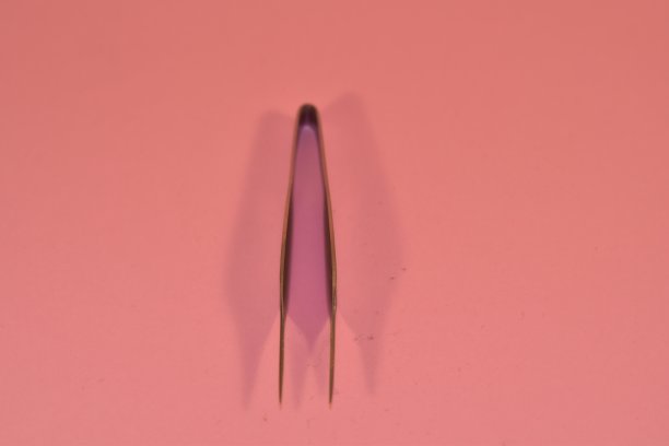 急救箱镊子上有粉红色的医疗背景图片下载