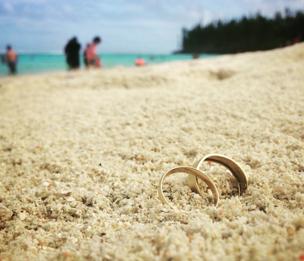 一起在海边:海滩上的结婚戒指图片下载
