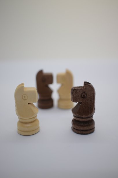 白色背景的马棋子图片下载