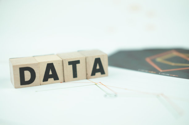 数据字写在木块上，在纸图形上留有复制空间图片下载