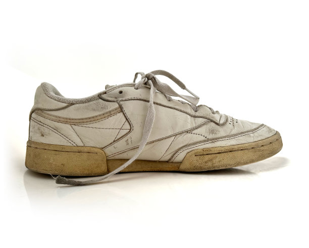 旧复古通用皮革运动鞋鲜明的白色背景图片下载