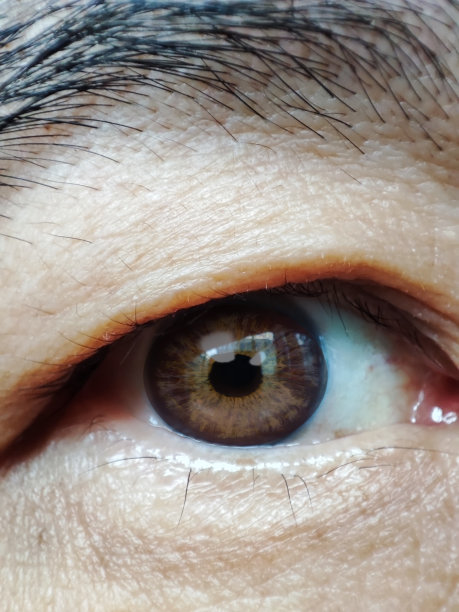 一个50-59岁的男人的眼睛特写图片下载