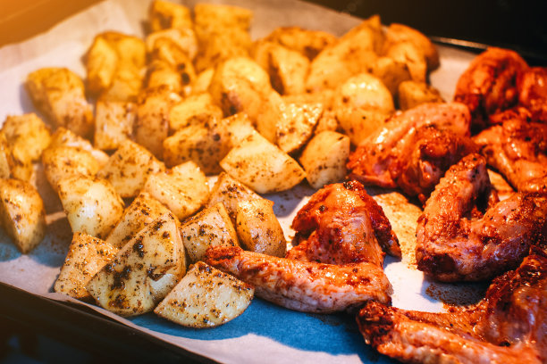 土豆和鸡肉加香料在电烤箱里烤。图片下载