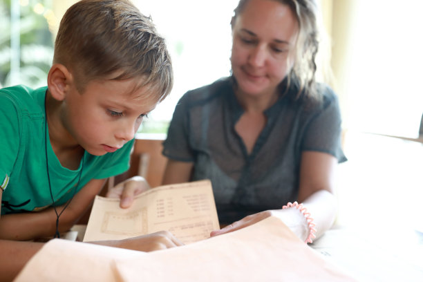 儿子和妈妈点菜图片下载