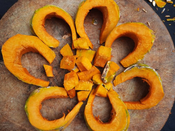 在砧板上切南瓜-食物准备。图片下载