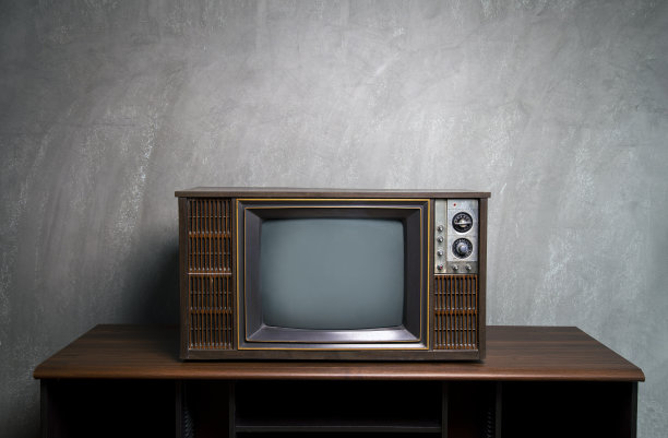 复古的旧电视在房间的木桌与墙的背景图片下载