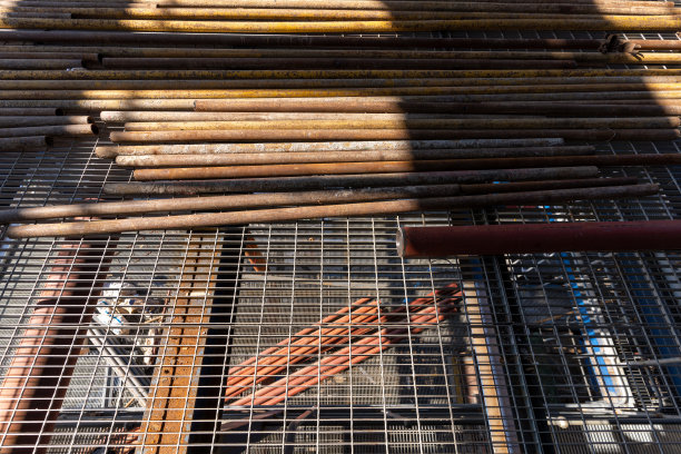 在工地上建造脚手架用的钢管图片下载