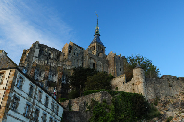 法国布列塔尼著名的落基岛圣米歇尔山的修道院图片下载