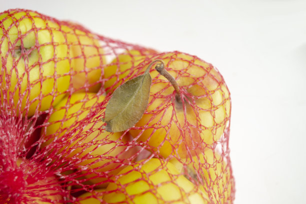 苹果在购物网上。红色格子里是黄色的苹果。在白色背景上加上苹果。带水果购物的生态网格。图片下载