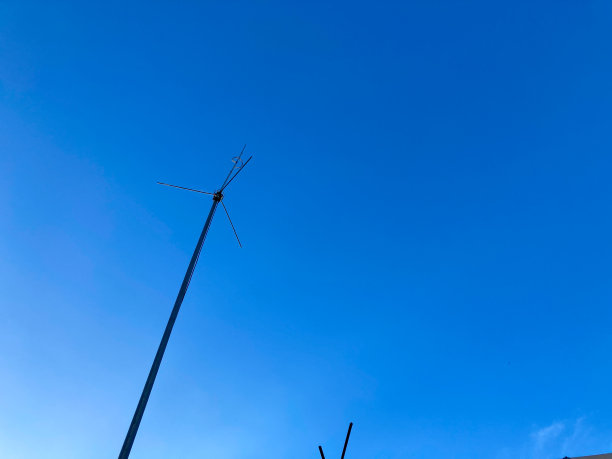 天线与蓝天。关闭天线与复制空间的设计或文本。图片下载