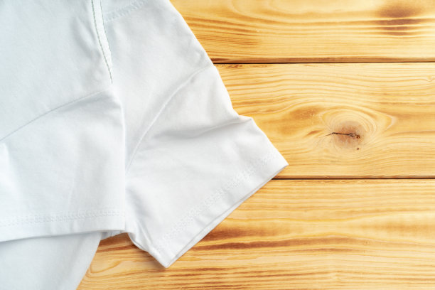 白色t恤的特写图片下载