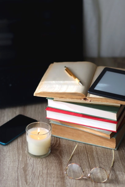 采购产品书籍，平板电脑，眼镜，手机，笔记本电脑和蜡烛图片下载