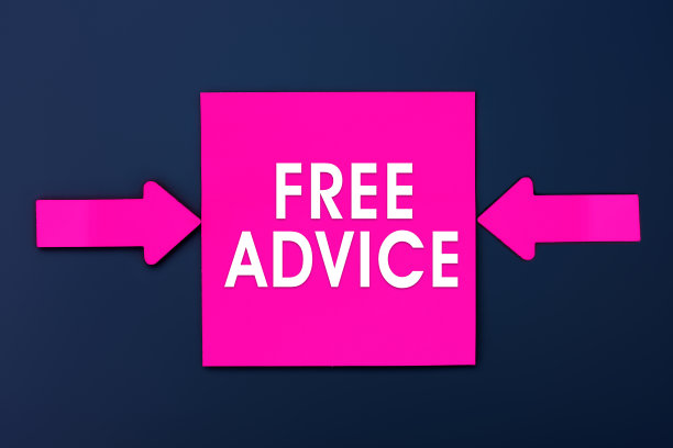 免费建议-铭文洋红色的纸笔记和两个彩色箭头在深蓝色的背景。前视图。业务、目标和目标计划概念图片下载