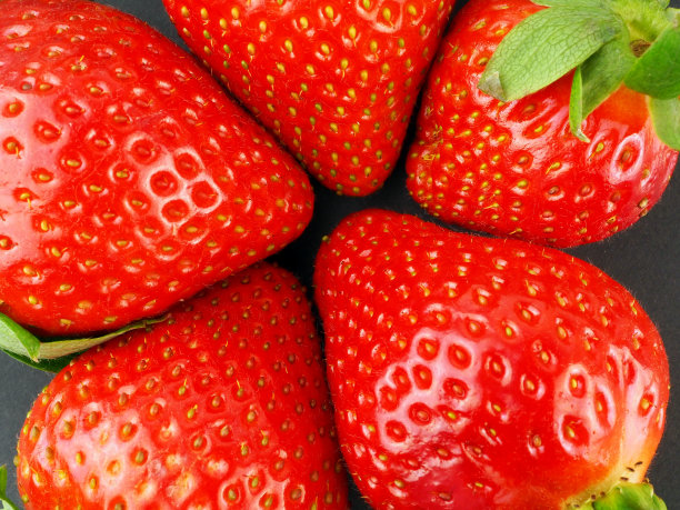 新鲜的大红色草莓作为背景。图片下载