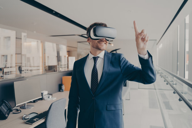 快乐的上班族戴着vr眼镜，用手指指着数字世界中的物体图片下载