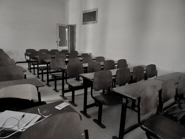 一间教室的黑白照片图片下载