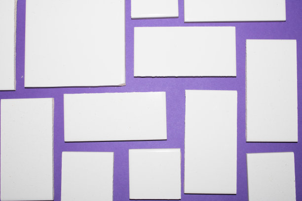 白色抽象形状瓷砖在彩色背景接近图片下载