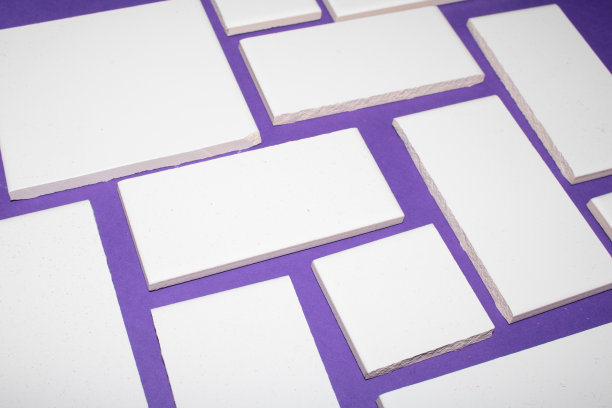 白色抽象形状瓷砖在彩色背景接近图片下载