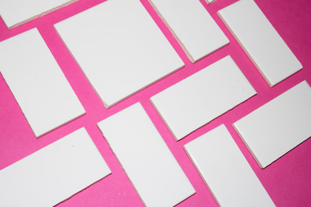 白色抽象形状瓷砖在彩色背景接近图片下载